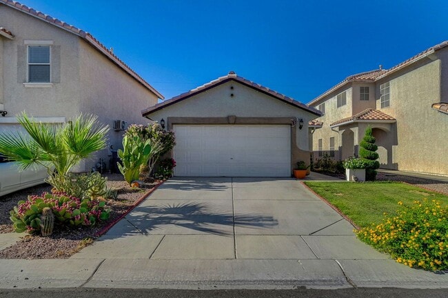 Building Photo - This beautifully updated single-story rental