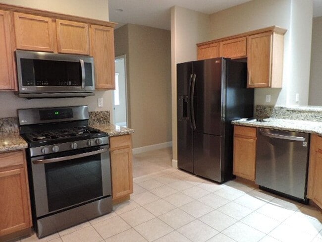 Building Photo - Beautiful 3 bedroom home, walking distance...