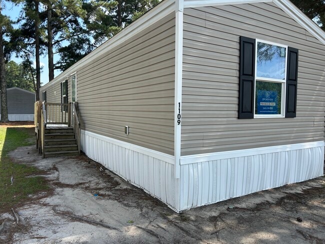 Building Photo - 1109 Teneile St