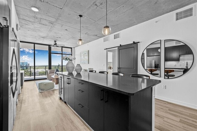 Photo - 221 Main St N Unidad 1517