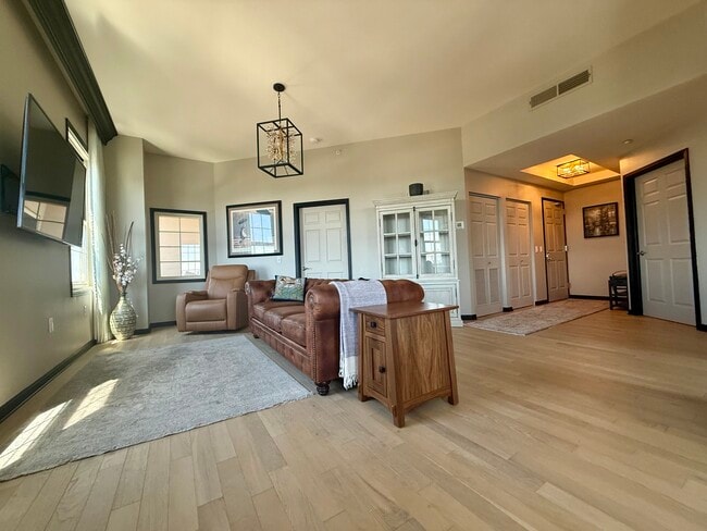 Building Photo - 475 W 12th Ave Unit 15H