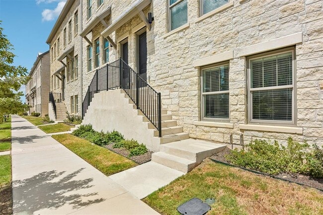 Photo - 245 John Webster St