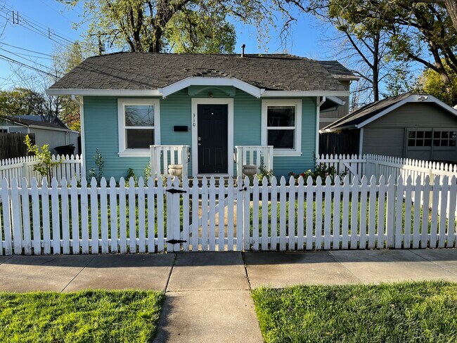 Charming fenced yard - 310 Cherry Ave House