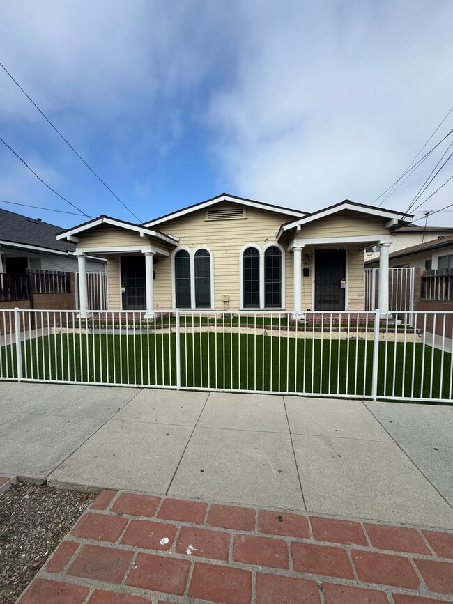 Building Photo - 550-550 W 20th St Unit 546