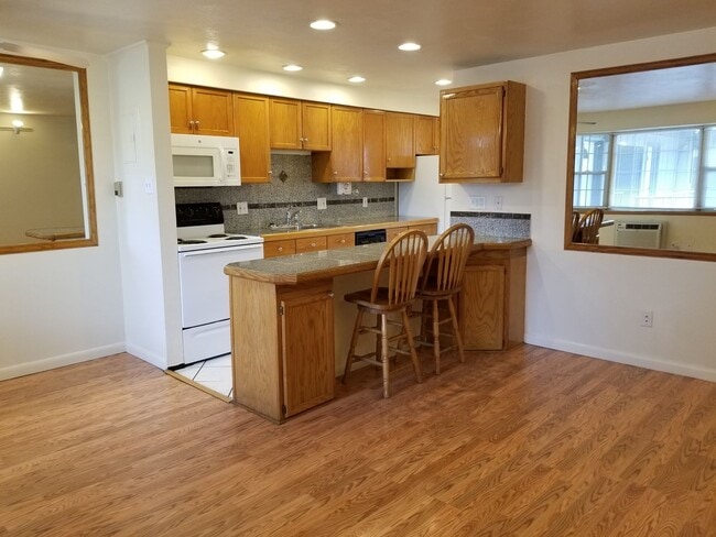 Building Photo - NEW LOW PRICE! Charming TOP FLOORr 1 BD in... Unit 640-304
