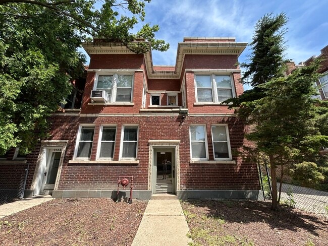 Photo - 2552 W Eastwood Ave Apartment Unit 1E