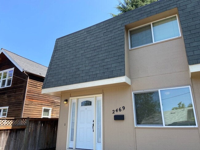 Building Photo - Four Bedroom Home Near Campus