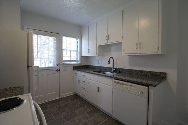 Photo - April FREE On This 2 Bedroom 1 Bath Duplex In The Waldo Area