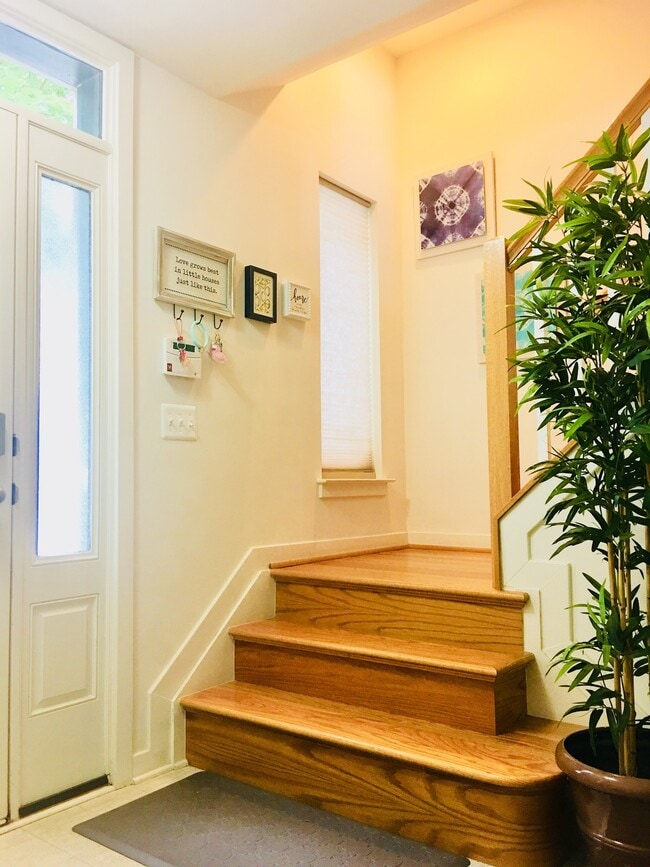 escaleras al nivel principal - 1410 Wheyfield Dr