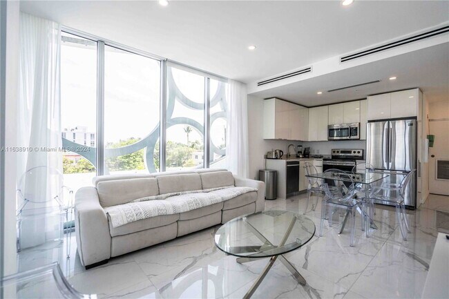 Photo - 8425 Crespi Blvd