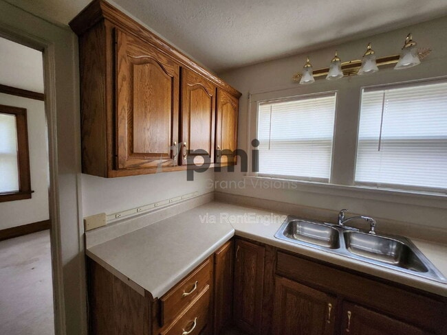 Photo - 303 E Kellar Ln