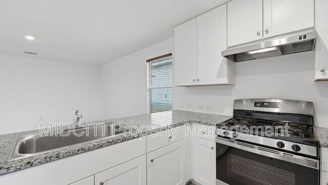 Photo - 2713 Green Finch