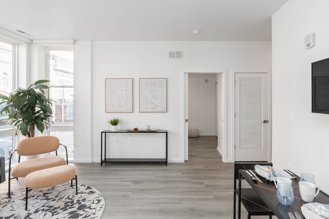 1BR 1BA 680SF