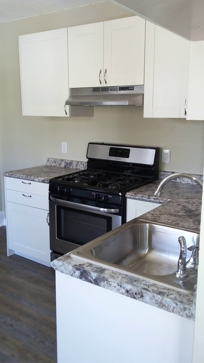 A cook's kitchen! - 1518 Irving Ave N Unit 2
