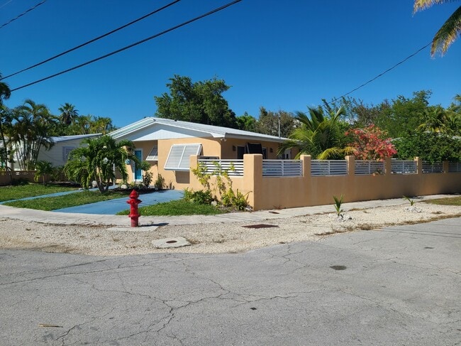 Building Photo - 1735 Bahama Dr