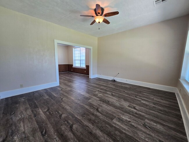 Building Photo - 3 Bedroom 2 Bath home in Asher!