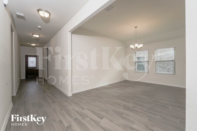 Photo - 815 Silverbell St