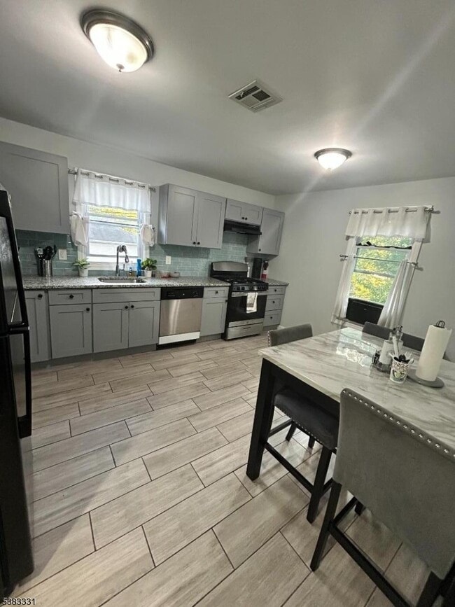 Building Photo - 95 S Munn Ave Unit 3