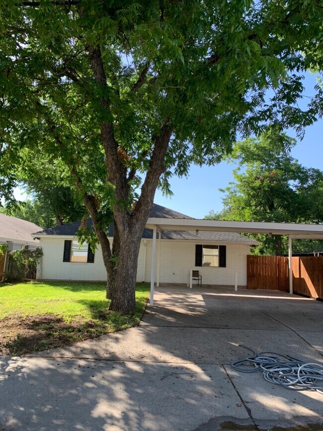Parking and Yard - 1214 Bagby Ave House