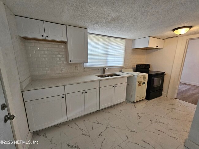 Photo - 3920 N Davis St