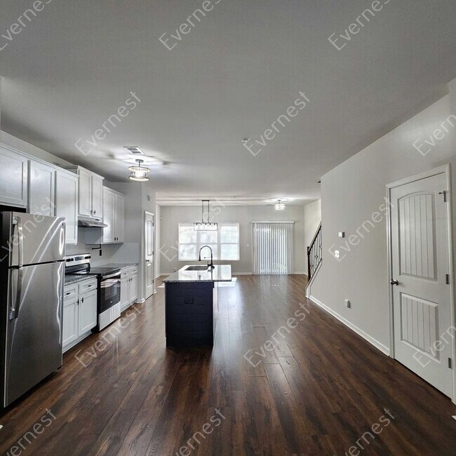 Photo - 1563 Iris Walk