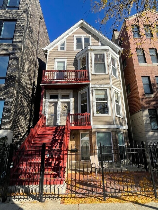 Building Photo - 3233 N Wilton Ave Unit 2