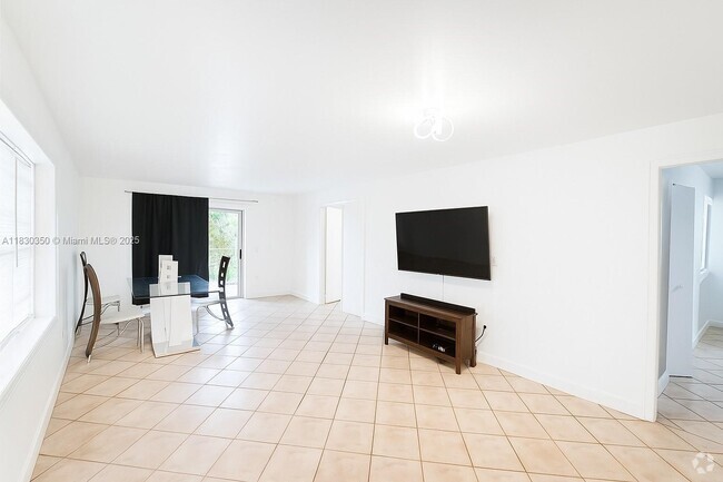 Building Photo - 1250 Lincoln Rd Unit 203 Rental
