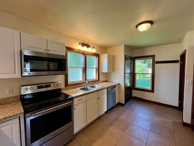 Photo - Large 3 Bed 2 Bath Single Family Home in M...