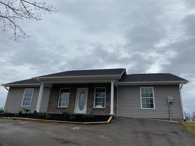 Now available 3 bedroom 2 bath single fami... - Now available 3 bedroom 2 bath single fami... House
