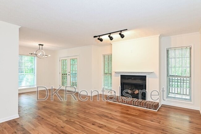 Photo - 201 Lenox Way NE