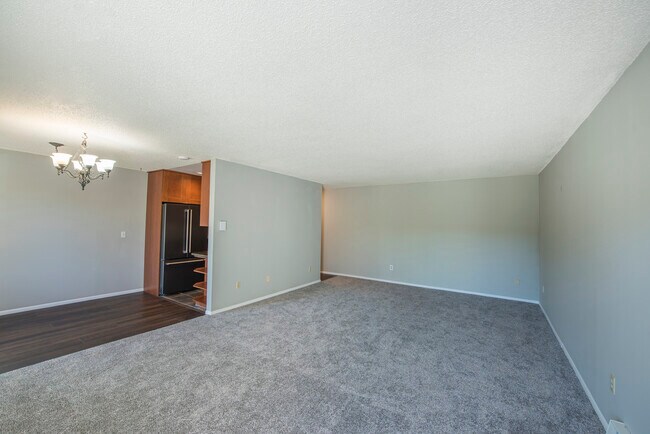 Photo - 2562 Thorndyke Ave W