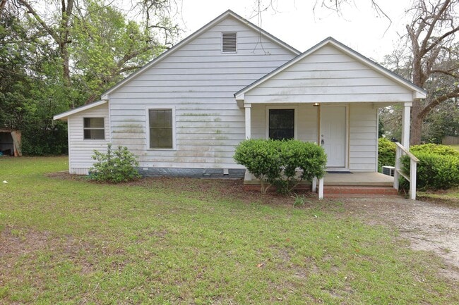 Building Photo - 300 E 6th St