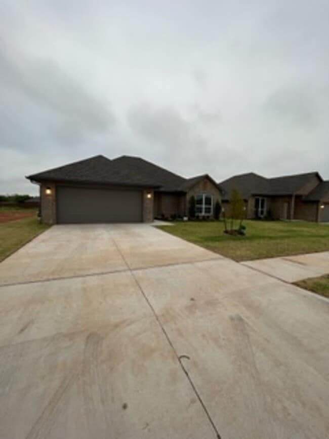 Building Photo - 1st Month Free! Rental