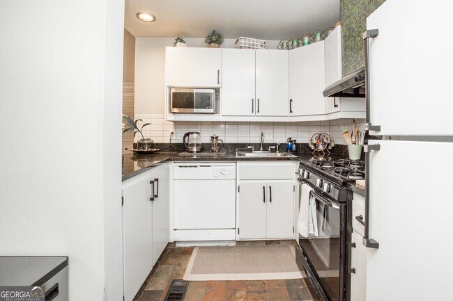 Photo - 952 Myrtle St NE