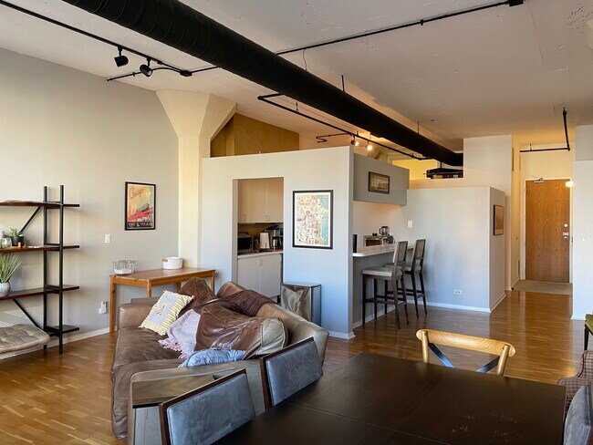 Living Room & Kitchen - 621 S Plymouth Ct Unit 702