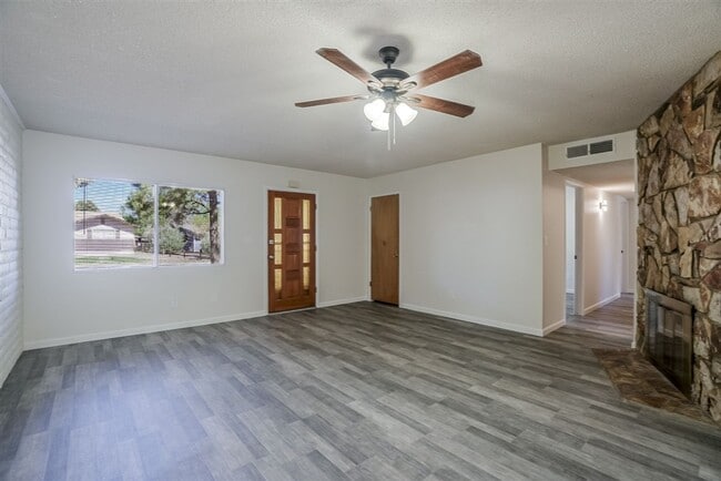 Photo - 3 Bedroom, 2 Bath Home with Garage For Rent in Prescott!