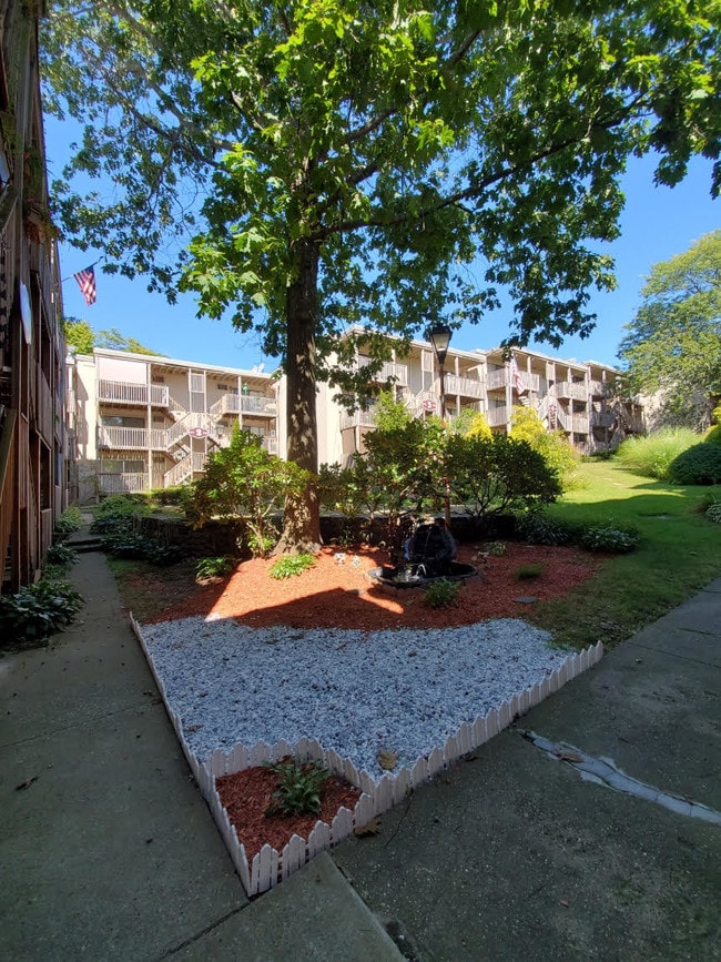 Patio - Courtview Square Apartments