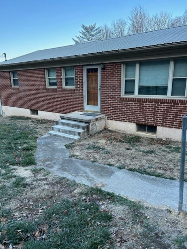 Building Photo - 121 River Rd
