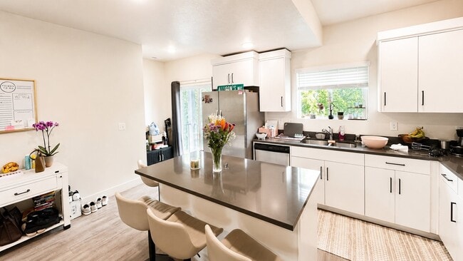 Photo - 960 N Angel St