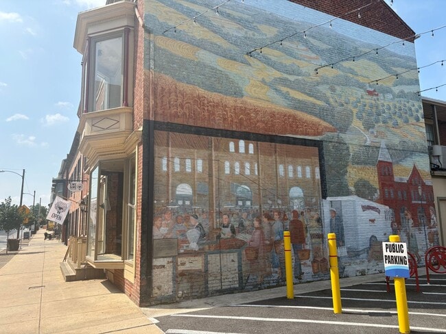 Building Photo - 1-2 Bedroom 3rd Floor Apartment Across from Central Market in Downtown York