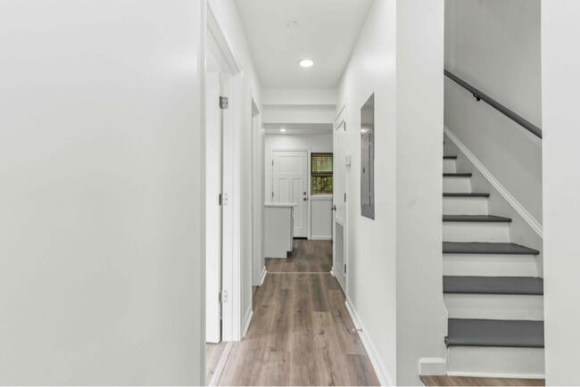 Photo - 1452 Smith Pl SE