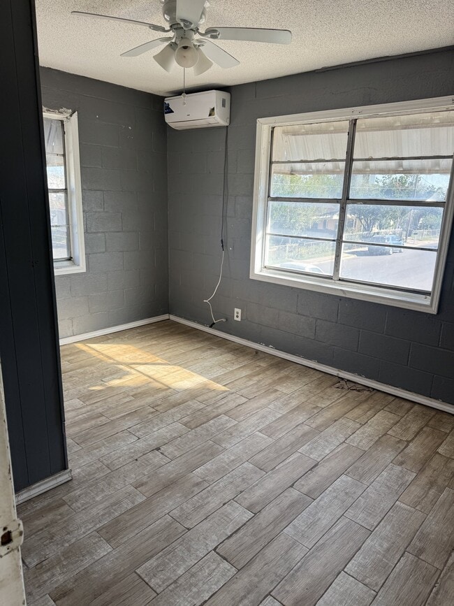 Building Photo - 300 S 2nd St Unit B