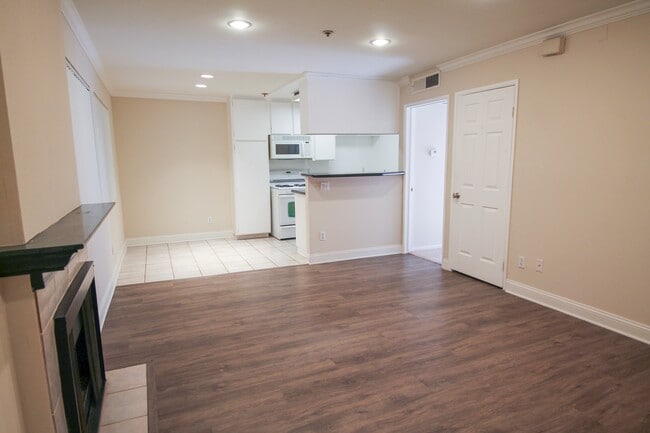 Photo - 15040 Moorpark St