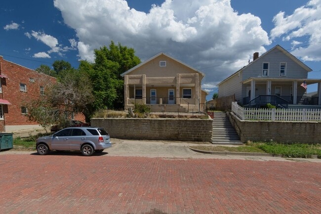Building Photo - Charming partially furnished 1 bedroom Duplex Apartment Unit 442 W 1st St