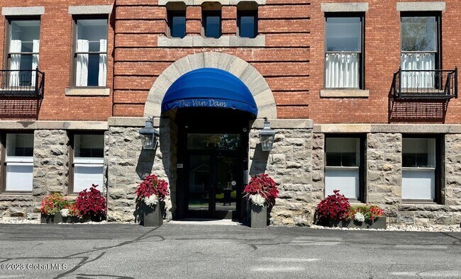 Photo - 77 Van Dam St