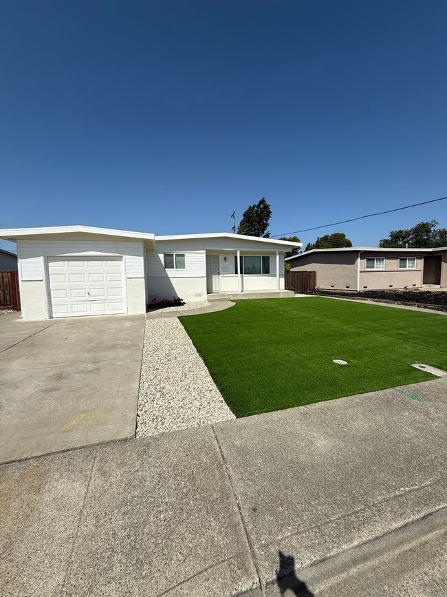 Building Photo - Updated interior Rental