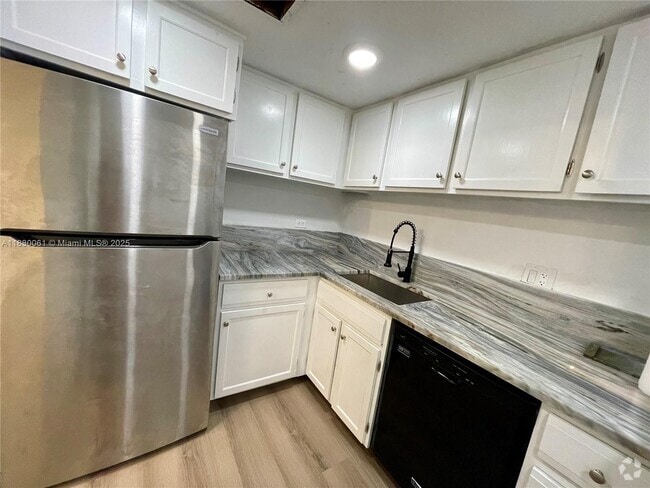 Building Photo - 3680 Inverrary Dr Unit 2B Rental