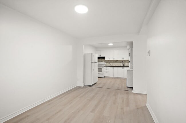 Photo - 2555 Davidson