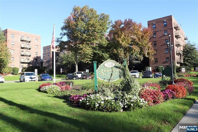 Building Photo - 2335 Hudson Terrace Unit E6