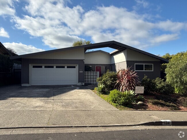 Building Photo - THREE BEDROOM /  TWO BATH HOME WITH FAMILY...